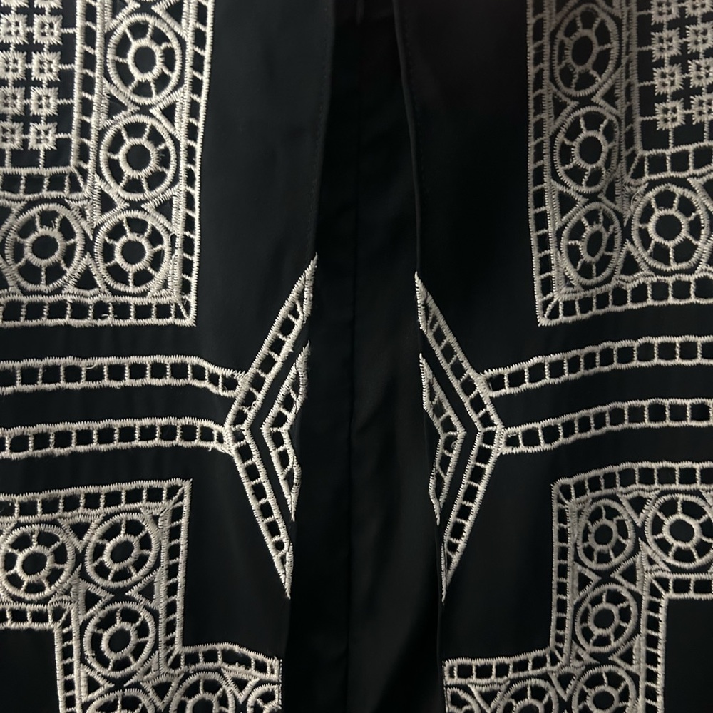 Parker shorts romper embroidered with pockets - back zipper and flap detail - Picture 3 of 6